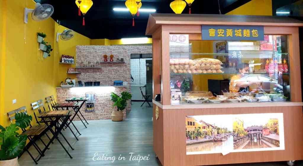 Yonghe has many great options for food, and this store behind Dingxi MRT is just one option of many.
