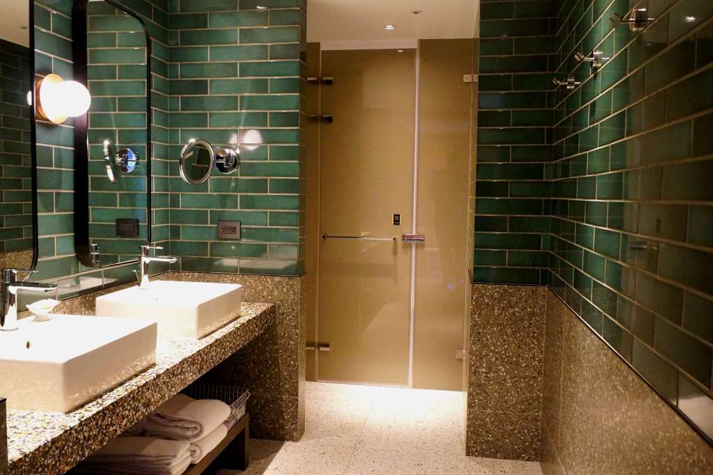 Just Sleep Tainan Deluxe Family King bathroom 1