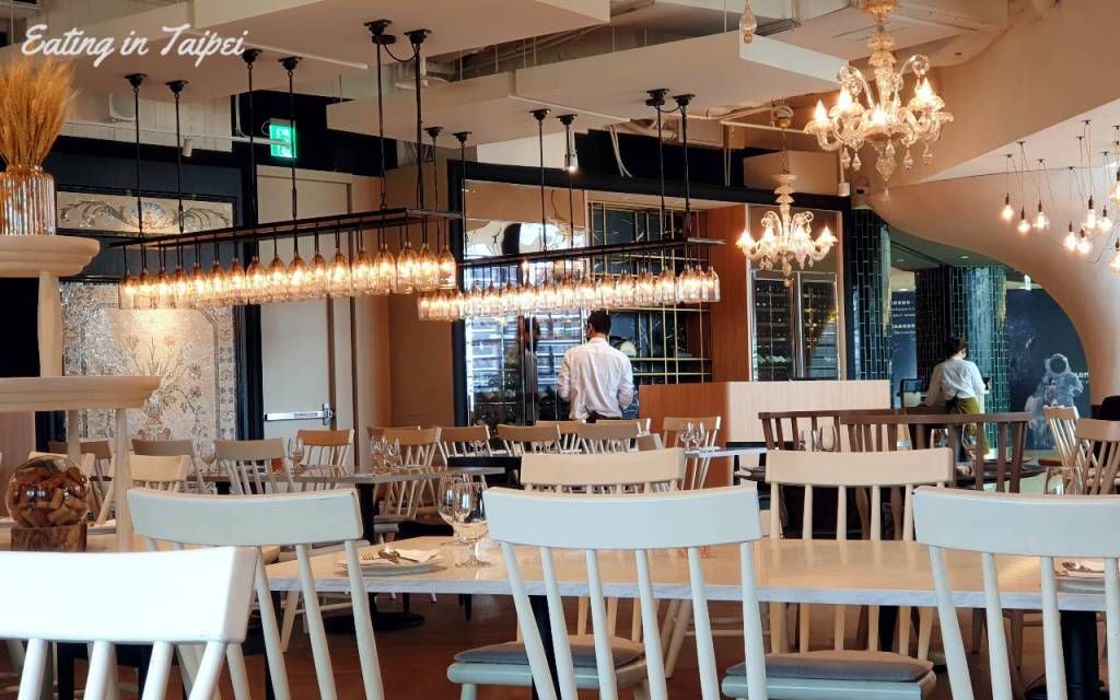 The interior strikes the perfect balance of classy meets homely. Expect rustic wooden chairs, combined with delicate hanging lights.